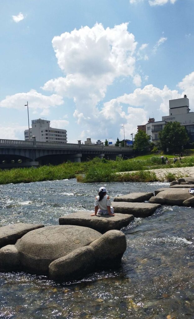 森見登美彦聖地巡礼①
鴨川デルタの石の上に座る子