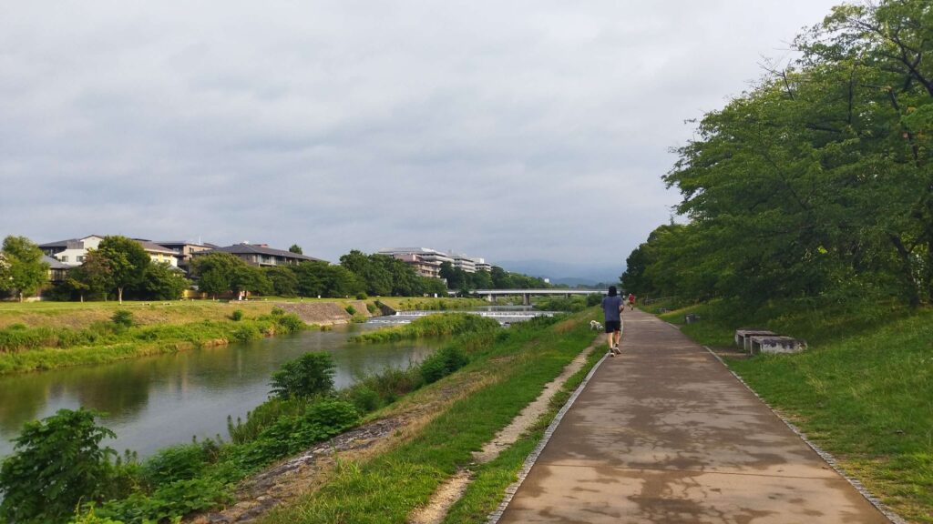 森見登美彦聖地巡礼記その②
早朝の鴨川と鴨川ランナー