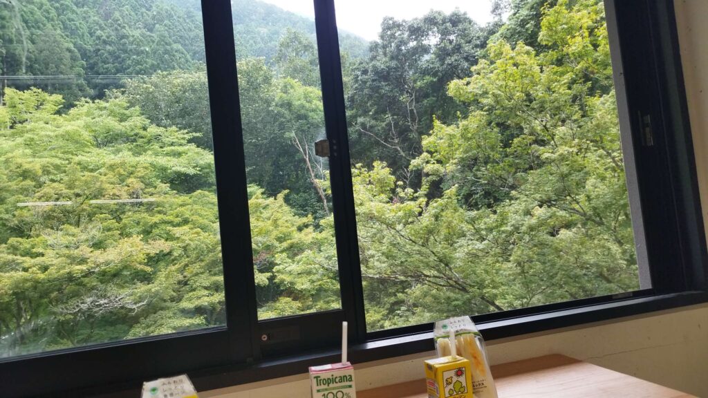 森見登美彦聖地巡礼記その②
貴船口駅の休憩所で朝ごはんを食べる