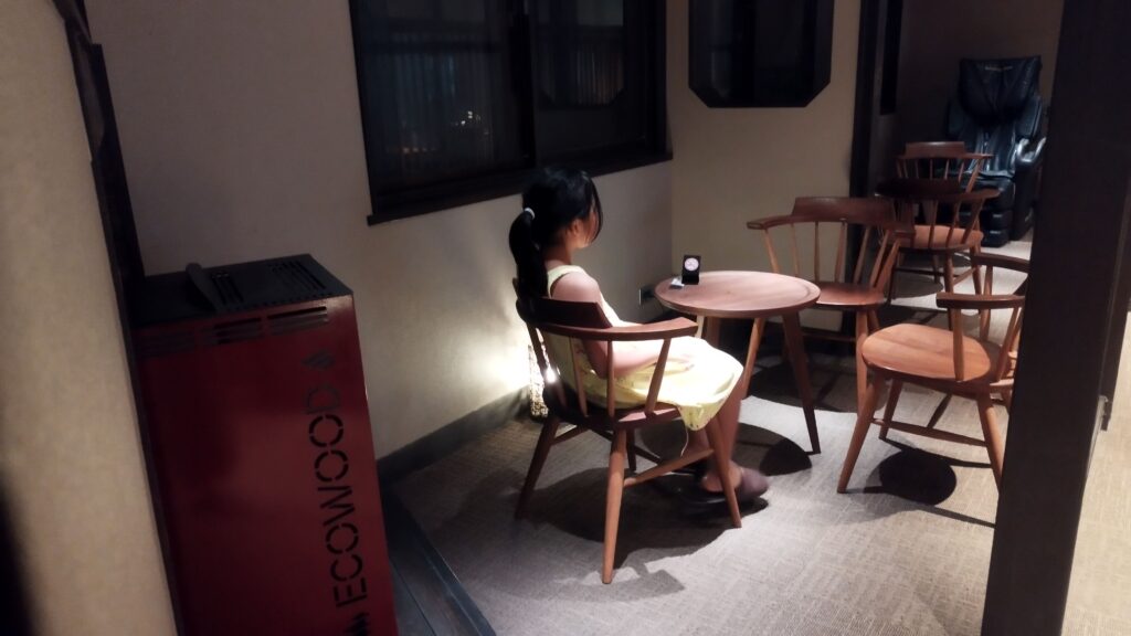 森見登美彦聖地巡礼記その②
北白川天然ラジウム温泉えいせん京
休憩スペースの椅子