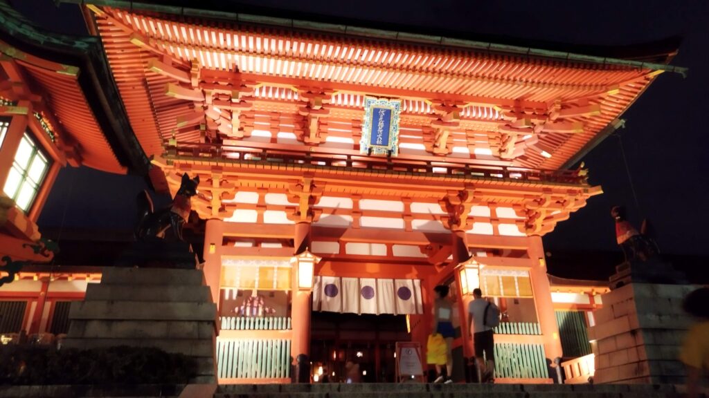 森見登美彦聖地巡礼記その②
ライトアップされた伏見稲荷大社楼門