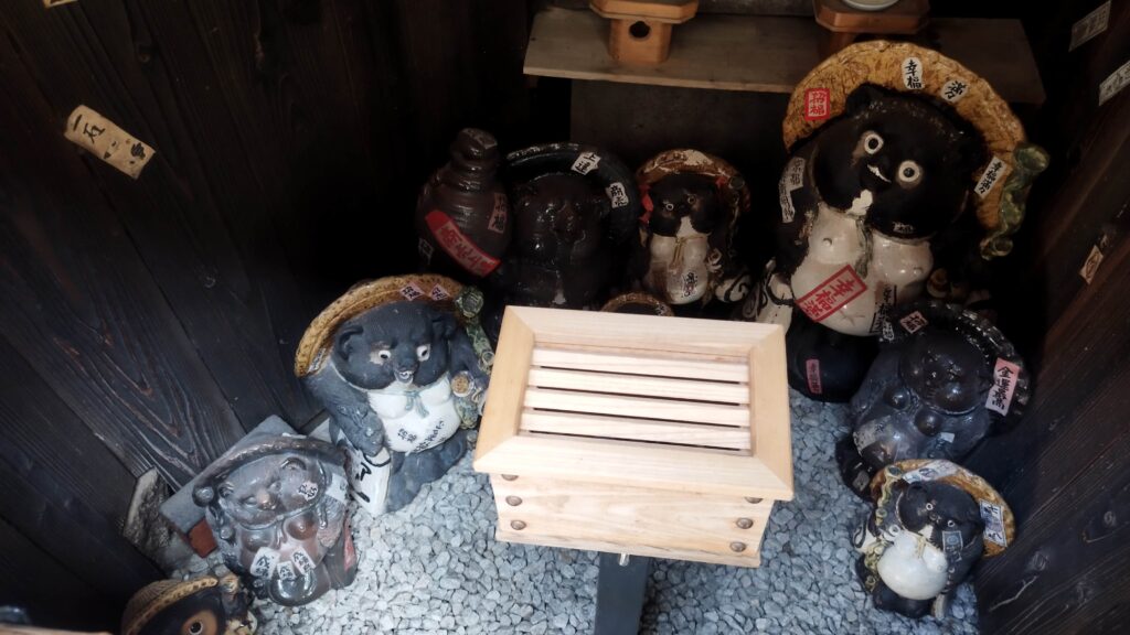 森見登美彦聖地巡礼記その③
鳥居の中並ぶ八兵衛明神様