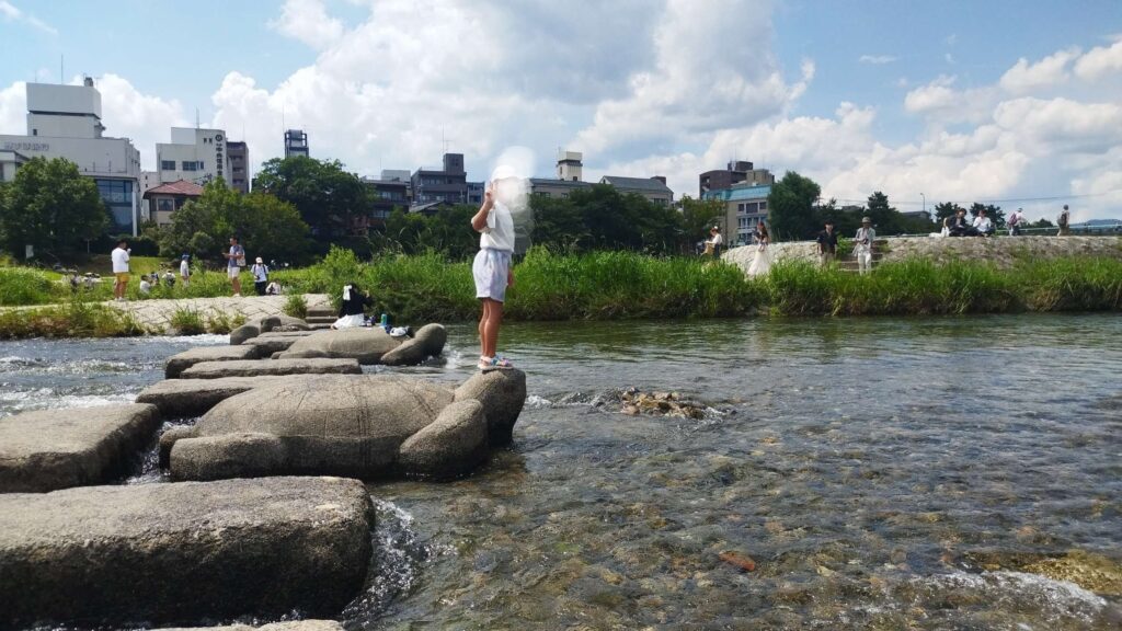 森見登美彦聖地巡礼①
鴨川デルタのカメの石の上に乗る子