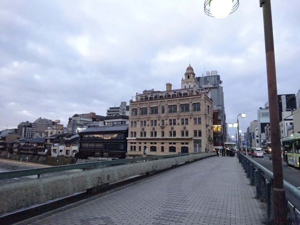 有頂天家族の聖地紹介
四条大橋から見る東華菜館