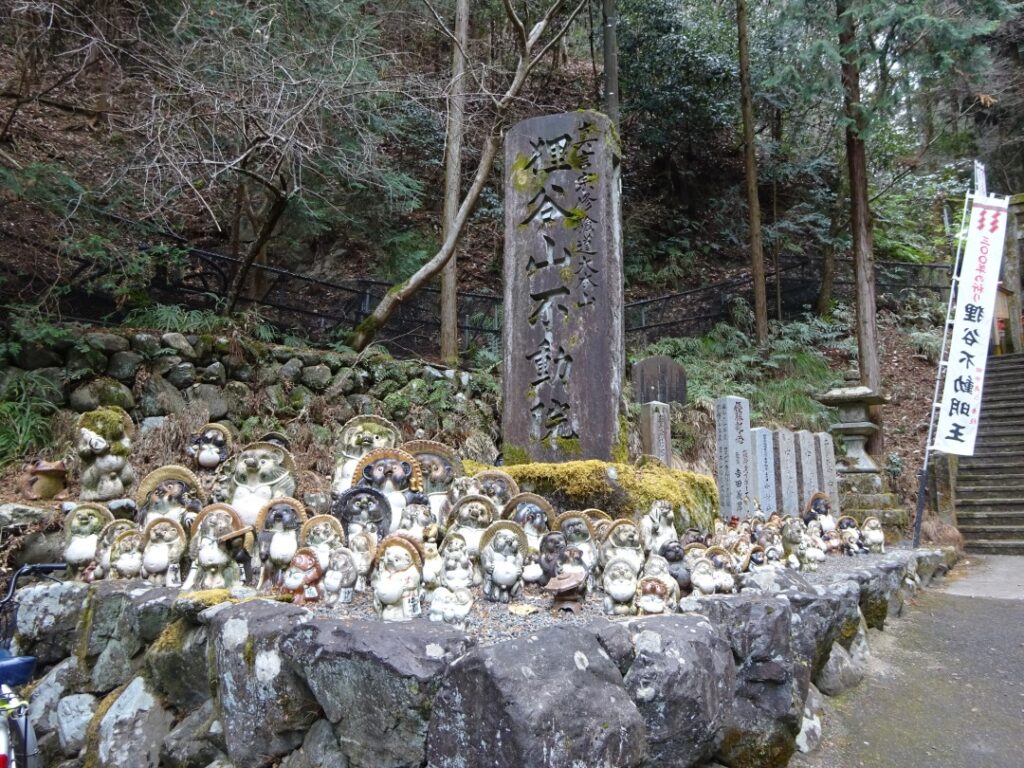 有頂天家族の聖地紹介
狸谷山不動院の信楽焼の狸たち