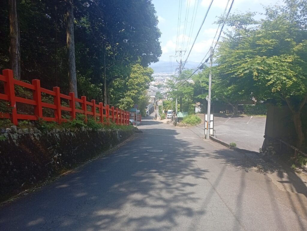 一乗寺下り松のバス停から狸谷山不動院への道のり
八大神社から街を見下ろしたところ