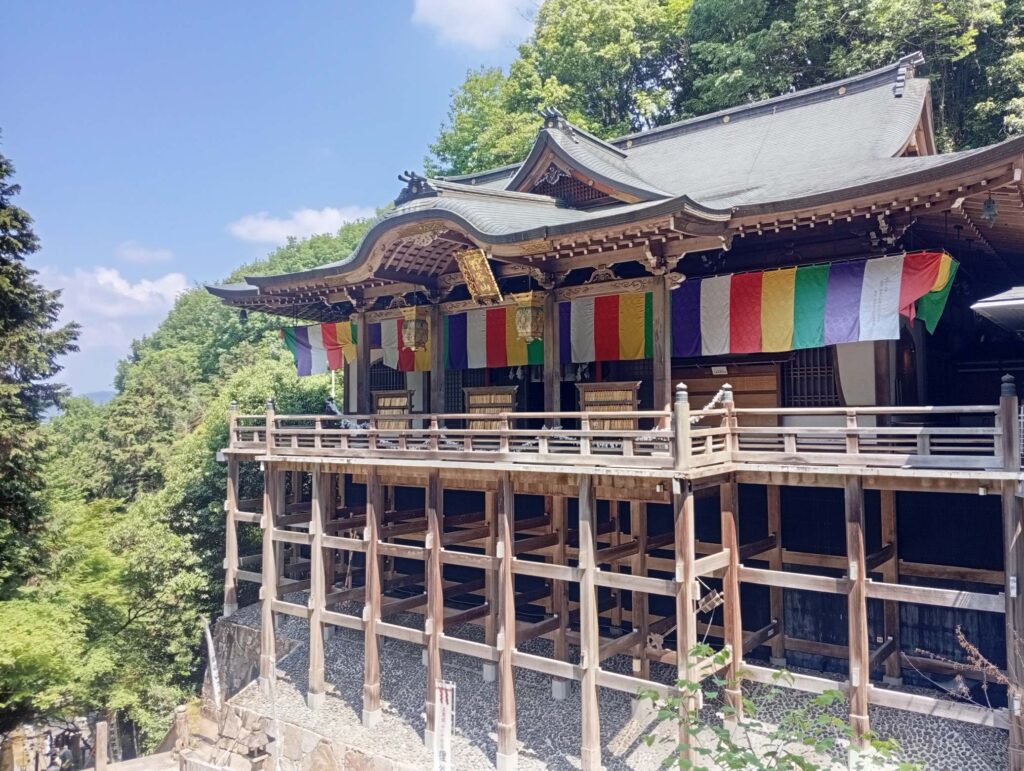狸谷山不動院の本殿と舞台