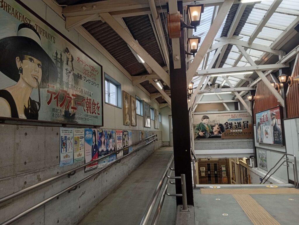 青梅駅の映画レトロ看板
